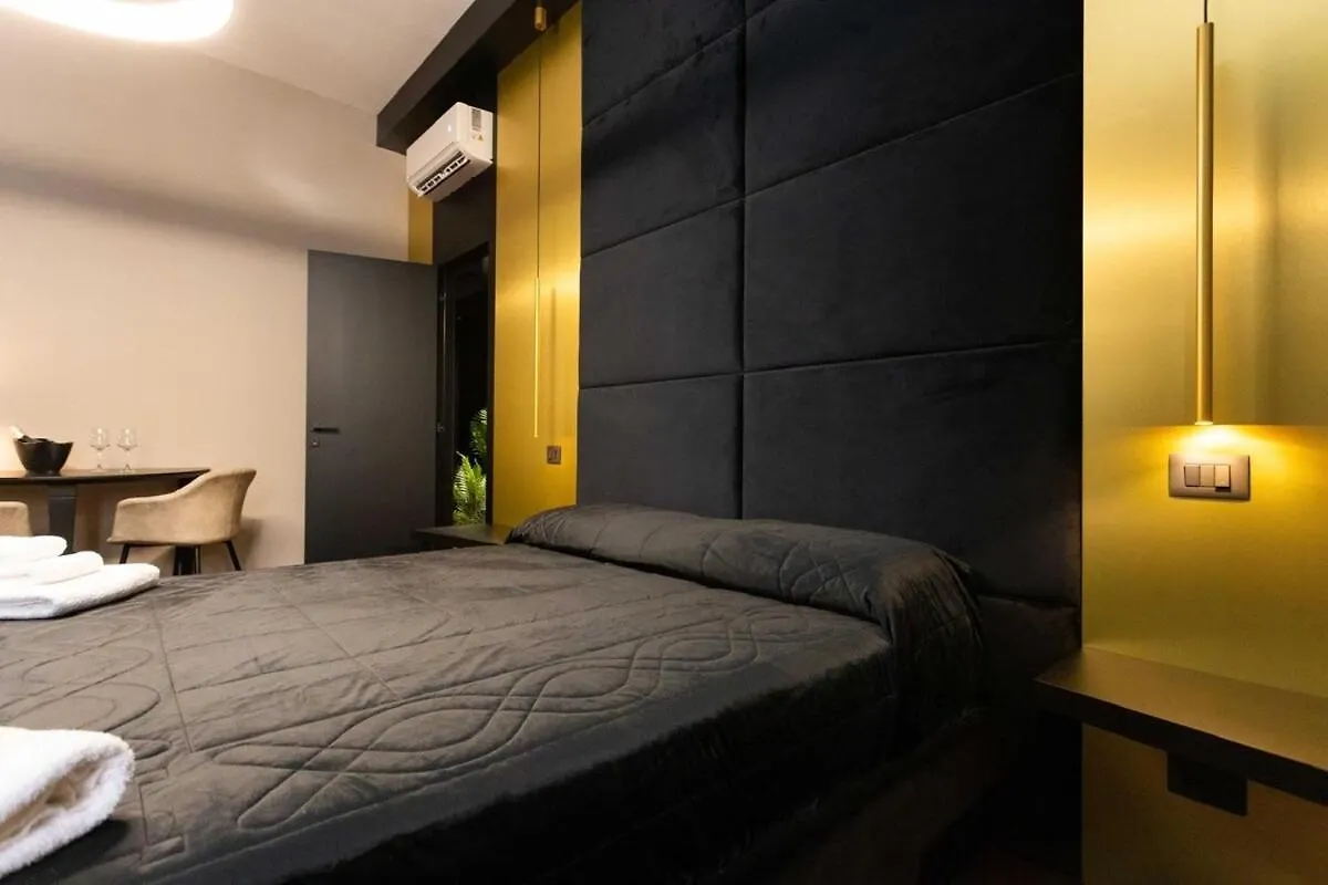 Black Room Suite And Spa كاريني بيت للعطل