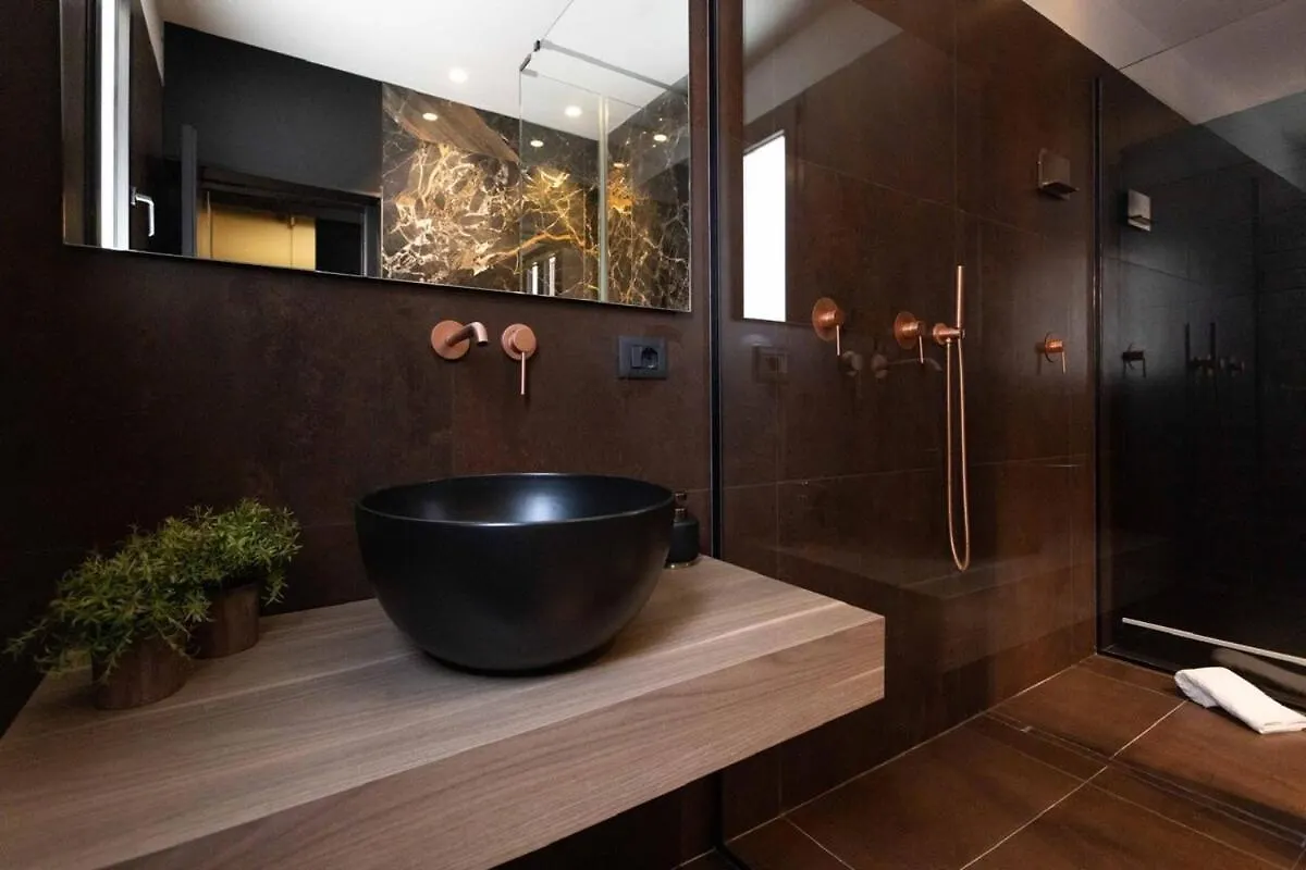 Black Room Suite And Spa كاريني 0*,  إيطاليا
