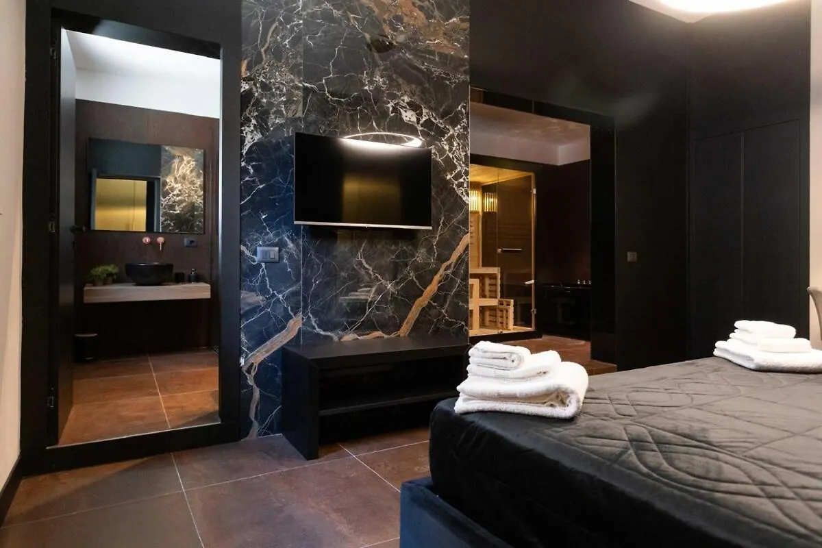 Black Room Suite And Spa كاريني