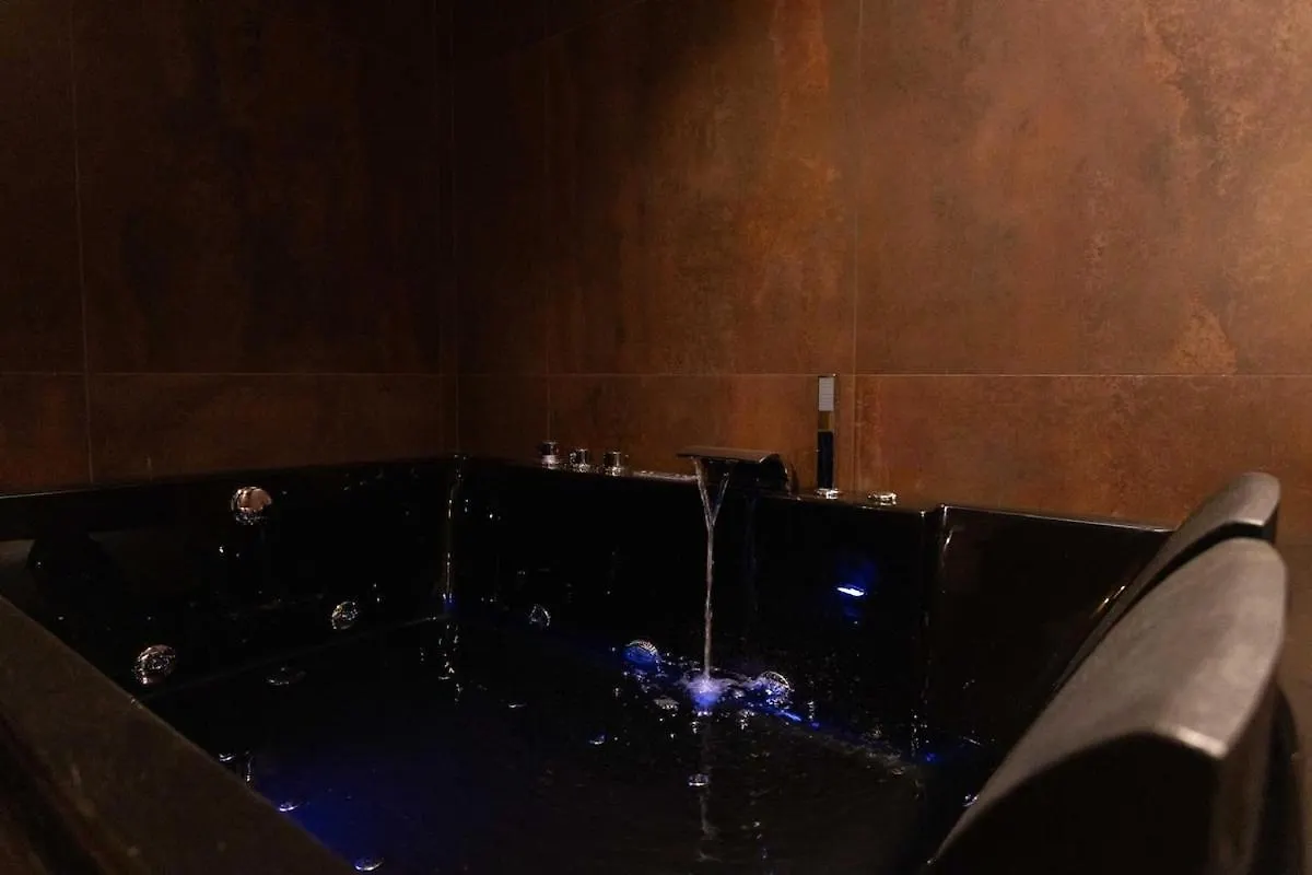 بيت للعطل Black Room Suite And Spa كاريني