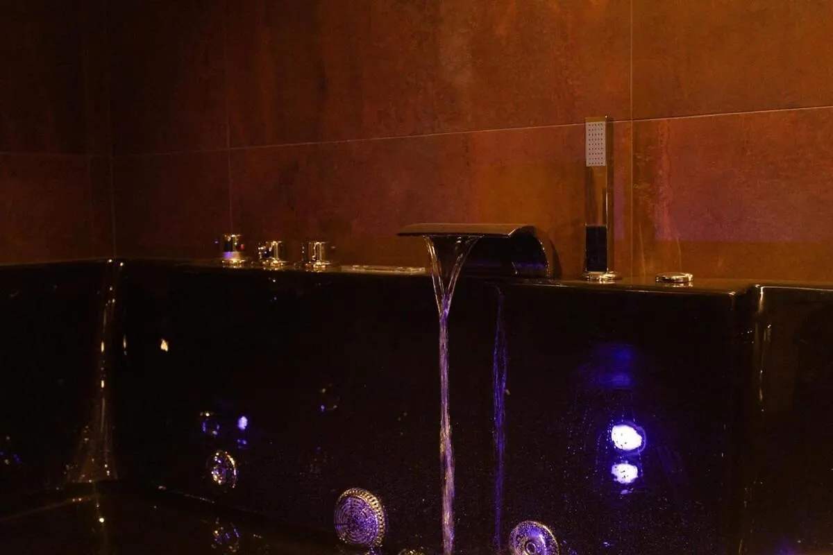 Black Room Suite And Spa كاريني بيت للعطل