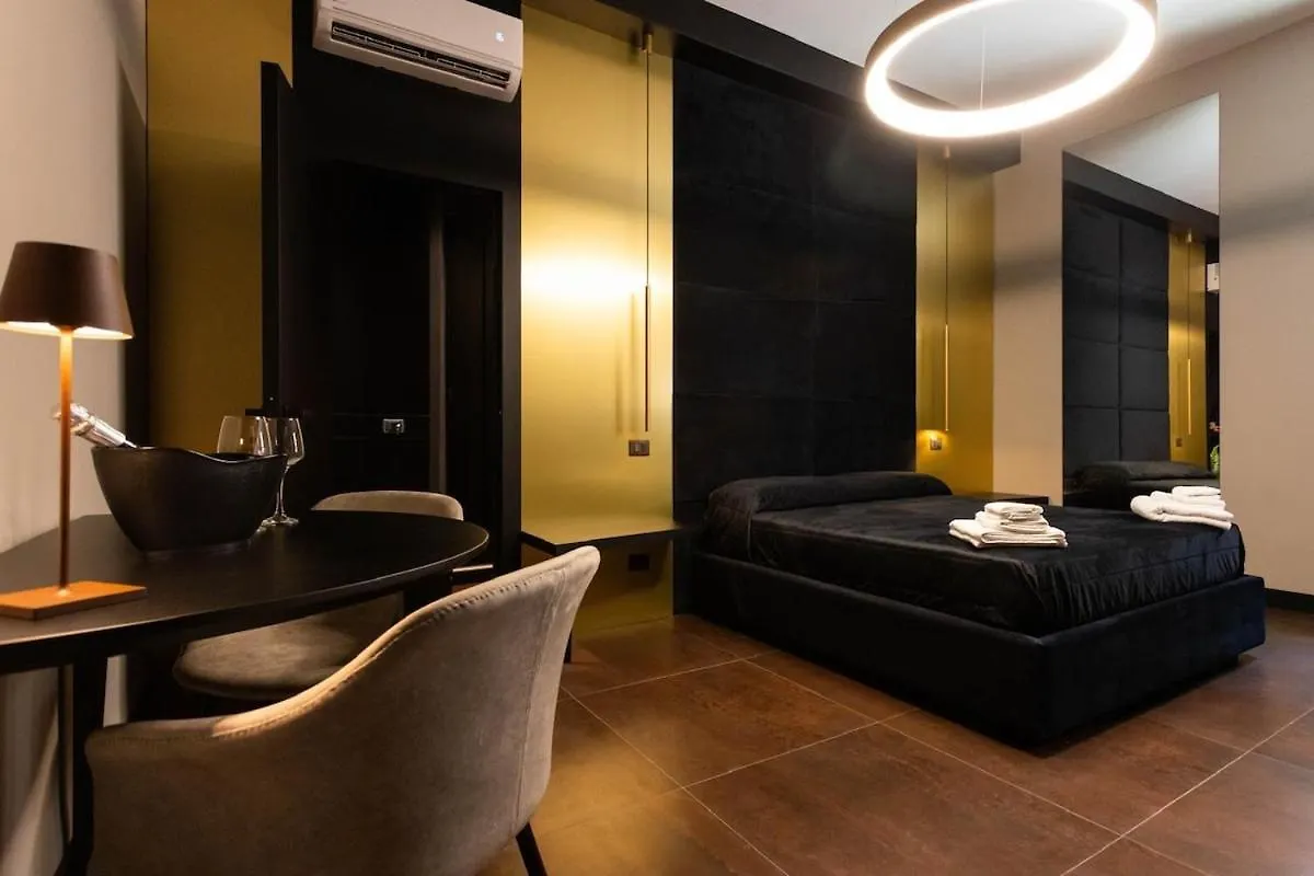 Black Room Suite And Spa كاريني