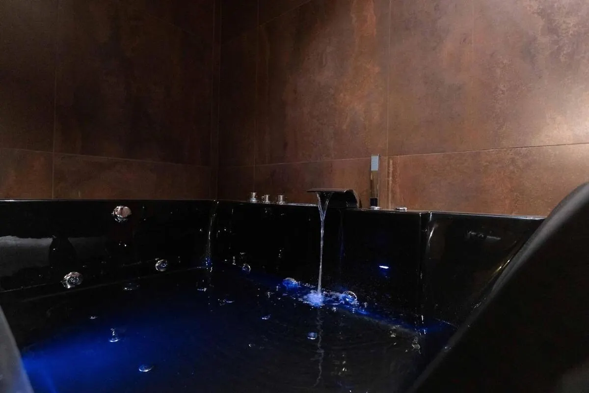 Black Room Suite And Spa كاريني