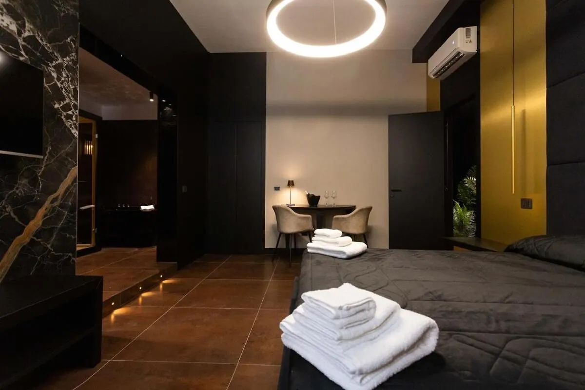 Black Room Suite And Spa كاريني بيت للعطل