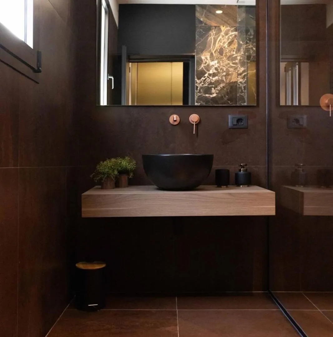 Black Room Suite And Spa كاريني